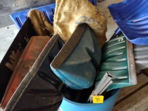 lot 502 image: Shovels & Barrel...