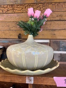 Vase, spittoon, crocks