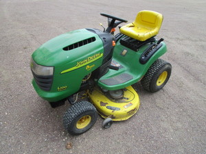John Deere L100 Lawn Tractor