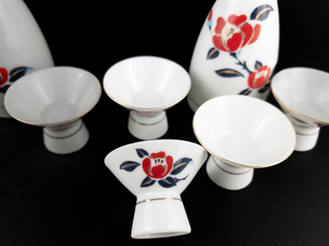 lot 153 image: 8 Piece Tajimi Ozeki Sake Porcelain Set- Red Rose with Gold Trim- Japan Vintage