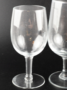 lot 162 image: Group of five Stemmed glasses - different patterns