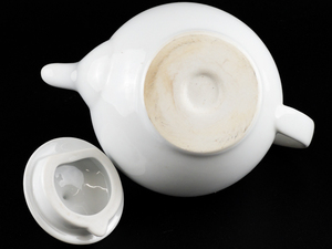lot 280 image: Porcelain White Lidded Teapot 6 Tea Pot