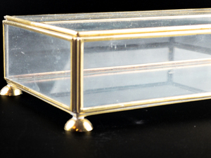 lot 303 image: VINTAGE Rectangular Glass Tissue Box with Hinged Lid