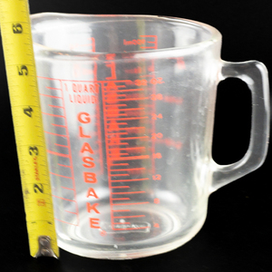 lot 316 image: VINTAGE Glasbake 1 Qt (4 Cup) Measuring Jug with Red Lettering