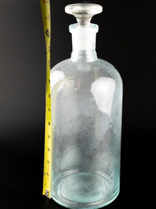 lot 325 image: Antique ILLINOIS GLASS CO. Large Bottle Apothecary Bottle wGround Glass stopper.