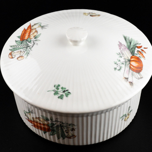 lot 335 image: Vintage APILCO (France) 2 Qt Round Coovered Casserole