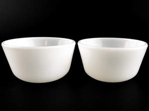 lot 343 image: Pair of&nbspVintage Milk Glass Custard Cup Ramekin