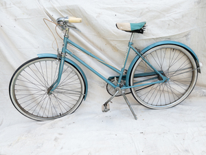 lot 3 image: Vintage Blue Womens Hawthorne 3 Speed Bike 