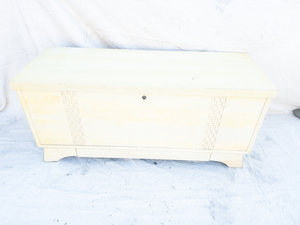 lot 26 image: VINTAGE 1953 Lane Aroma-tite Cedar Lined Ivory Color Chest with Drawer