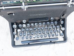 lot 30 image: VINTAGE UNDERWOOD Standard Typewriter made in America, Black typewriter - circa 1940s
