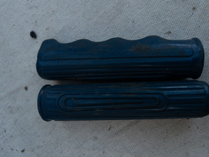 lot 37 image: VINTAGE Bicycle Accessories Bike Bag, Tire Tube, Seat and Handles