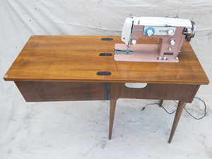 lot 39 image: VINTAGE UNIVERSAL Model SAM - Super Zig Zag (Japan) Sewing Machine in Cabinet - Works 