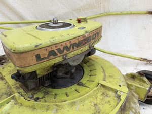lot 43 image: VINTAGE 1964 - Model 2752- Lawn-Boy Walk-Behind Mower - Not Tested 