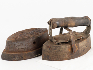 lot 55 image: ANTIQUE ASBESTOS Sad Iron Hood with Wood handle, and Extended Tail Ironing Core Base