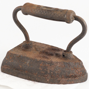 lot 56 image: ANTIQUE IXL 7 Flat Cast Clothes Iron - Cast Iron Wood Stove Pressing Iron