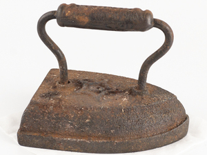 lot 57 image: ANTIQUE GENEVA Star #9 Flat Cast Clothes Iron - Cast Iron Wood Stove Pressing Iron