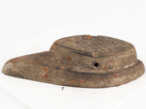 lot 58 image: ANTIQUE ASBESTOS Sad Iron Core Flounce ironing base with long pointed front