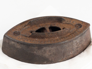 lot 60 image: ANTIQUE ENTERPRISE MFG CO. Flat Cast Clothes Iron - Cast Iron Wood Stove Pressing Iron