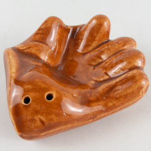 lot 72 image: Baseball & Glove Salt & Pepper Shakers