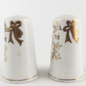 lot 75 image: LEFTON 50th Anniversary Vintage Gold and White 1955 Salt and Pepper Shakers