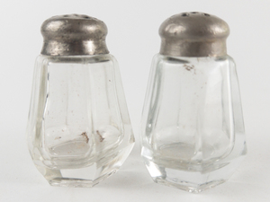 lot 77 image: VINTAGE - HAZEL ATLAS Shaker Set with Metal Lids