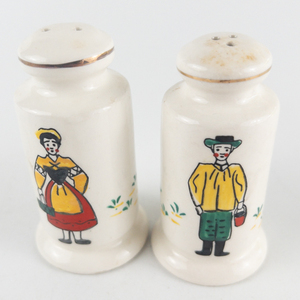 lot 82 image: Salt And Pepper Shaker Set Ceramic Farmer Couple Dutch