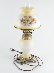lot 226 image: VINTAGE Hedco HURRICANE Parlor LAMP with FLORAL PATTERN 20in