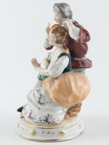 lot 232 image: Victorian Couple Figurine - Porcelain - MADE IN OCCUPIED JAPAN - Circa 1945-1953