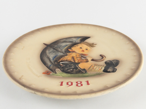 lot 242 image: M.J. HUMMEL ANNUAL 1981 IN BAS RELIEF, Handpainted GOEBEL COLLECTOR PLATE - MADE IN GERMANY