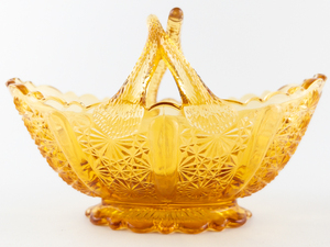 lot 354 image: VINTAGE FENTON Daisy and Button Amber&nbspTwig Handle Basket