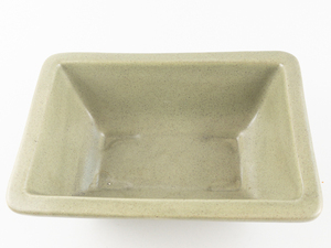lot 366 image: VINTAGE - HAEGER POTTERIES INC (Macomb, ILL)&nbspRectangular 3937-A planter. approx. 9x6in Excellent condition. Great quality. Original sticker. 