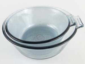 lot 414 image: Set of 2 VINTAGE PYREX Flameware Blue Glass Open Saucepan Set 832-B and 833-B Circa 1940s