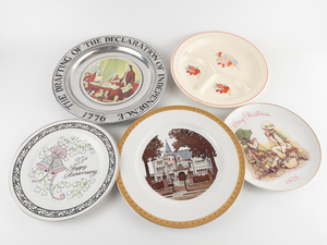 lot 429 image: Group of Five Plates 1. ROYAL ANN 2. Christmas 1979 3. WILTON ARMETALE Declaration of Independence 4. Happy Anniversary 5. Three Part Plate