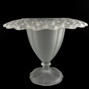 lot 447 image: VINTAGE -&nbspTIFFIN-FRANCISCAN Open Work&nbsp6 Draping Lace Edge Flower Vase