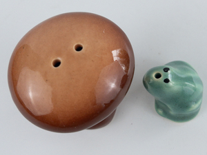 lot 74 image: Mushroom and Frog Collectable Salt and Pepper Shakers Ceramic Hand Painted