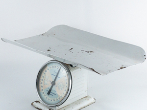 lot 484 image: VINTAGE 1950s, SEARS Nursery Scale White, 30 Pounds WORKING