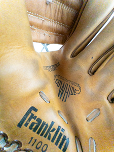 lot 490 image: Franklin 1100 Nylon Stitched 7-8Inch Kids Baseball Glove