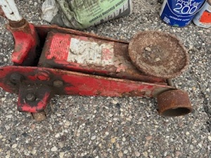lot 11 image: Mac Tools Floor Jack