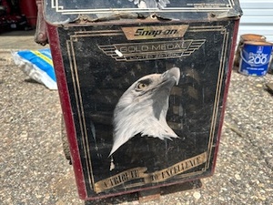 lot 43 image: Snap On Tools Gold Medal Limited Edition Battery Charger