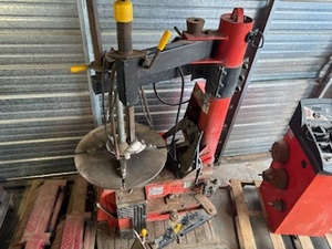 lot 87 image: Snap On Tire Changer Machine. Serial 04036024000000681