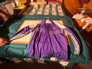 lot 51 image: SI Vikings windbreaker