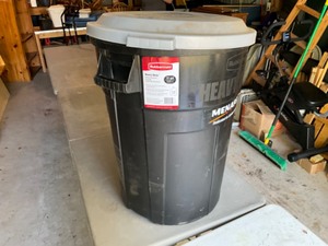 lot 373 image: heavy duty rubbermaid garage bin