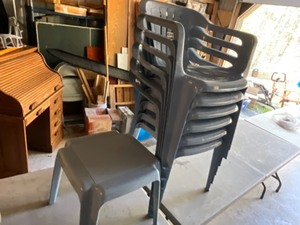 lot 399 image: plastic stacking chairs and end table