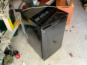 lot 444 image: GE mini fridge- clean and runs