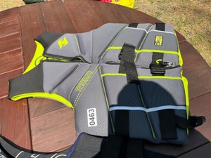 lot 463 image: 2 mens life jacket XL