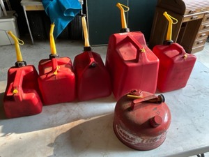 lot 581 image: lot of gas cans (6)