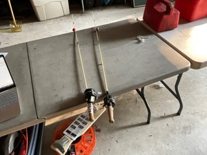lot 579 image: retro kids fishing poles (2)