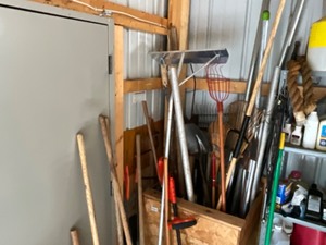 lot 583 image: HUGE lot of yard tools