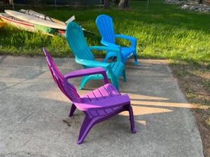 lot 602 image: plastic chairs
