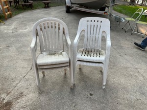 lot 603 image: plastic chairs